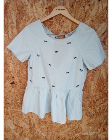 BLOUSE BLEU CIEL AVEC FLEUR CORDON ARRIERE