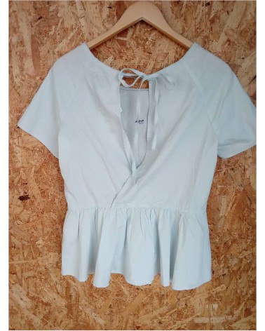 BLOUSE BLEU CIEL AVEC FLEUR CORDON ARRIERE